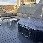 Vollklimatisierte Maisonette -whirlpool, Dachterrasse, Weitblick, Fahrstuhl, Kliniknaehe